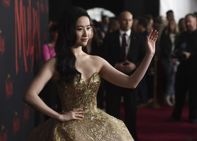 刘亦菲出席《花木兰》首映礼，被逼问武汉家人