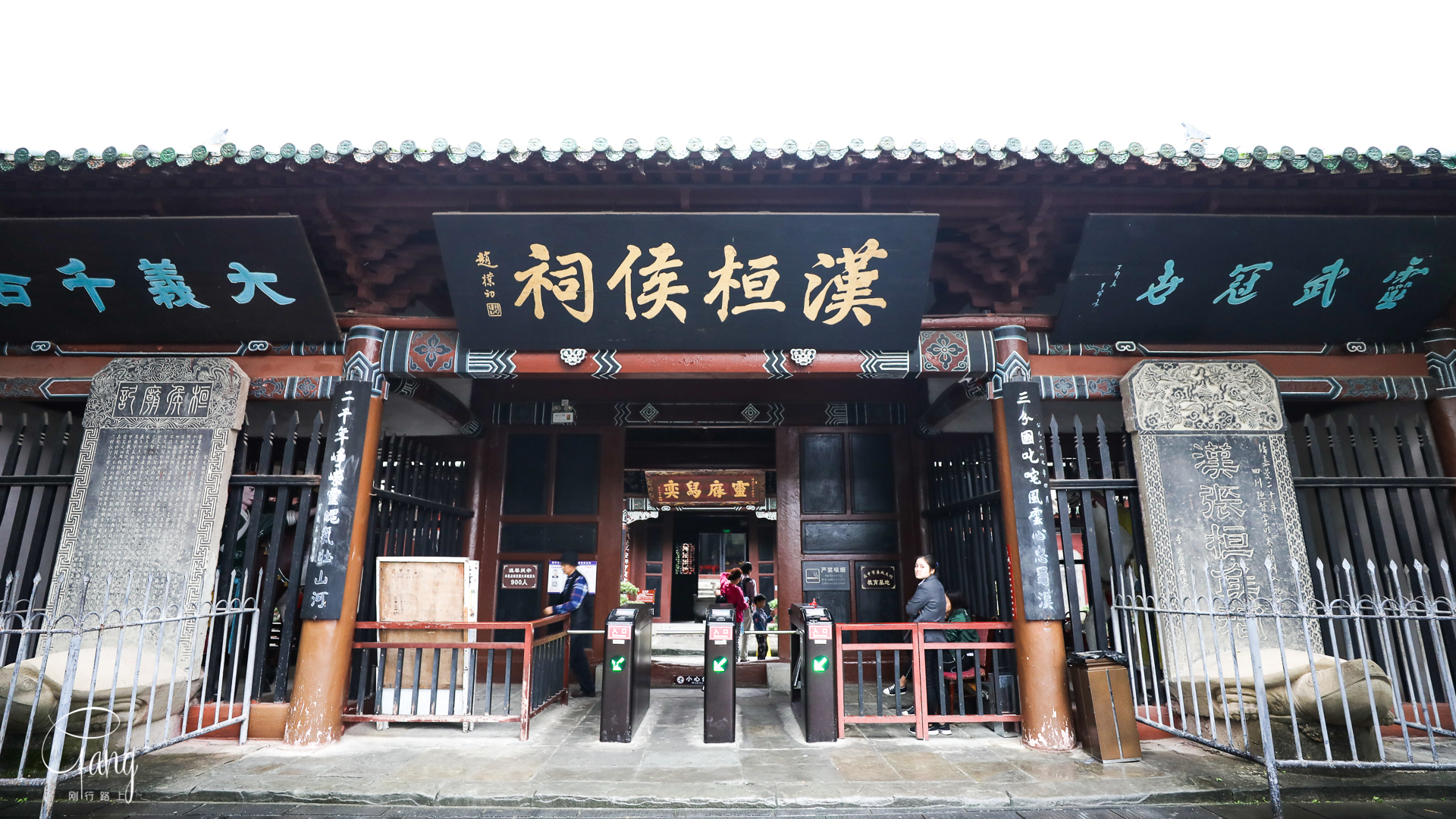 阆中古城有一座纪念张飞的祠庙叫“汉桓侯祠”，背后就是他的墓地_严颜