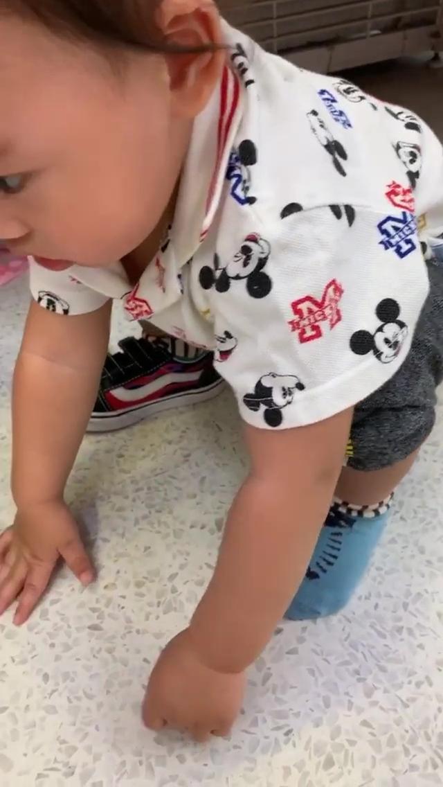 张柏芝四口子游泰国，小儿子正脸曝光，旅行时
