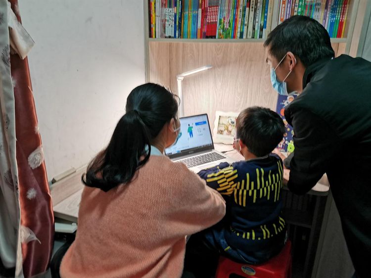 (云浮中学附属小学的老师送教上门)