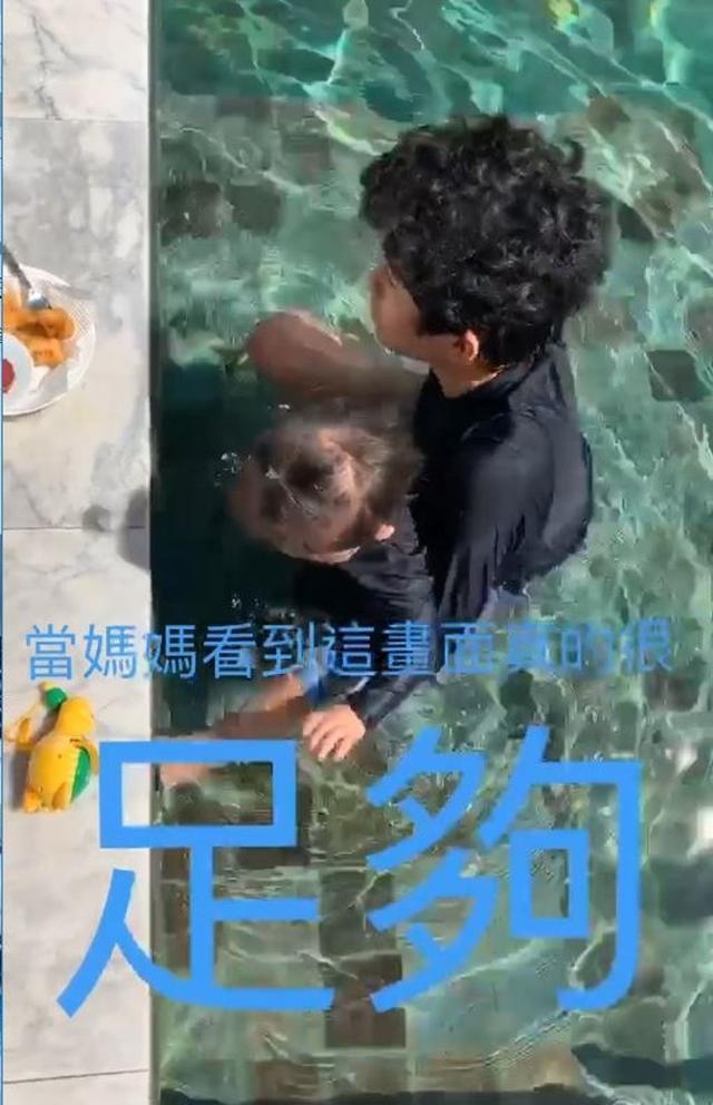 张柏芝四口子游泰国，小儿子正脸曝光，旅行时