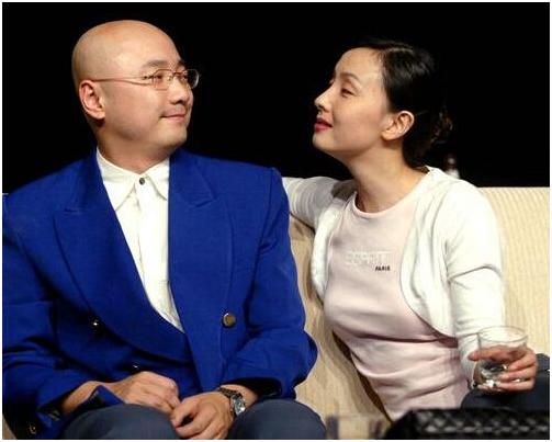 徐峥和妻子三亚度假脸部发福全程用手遮挡陶虹皮肤细嫩似少女