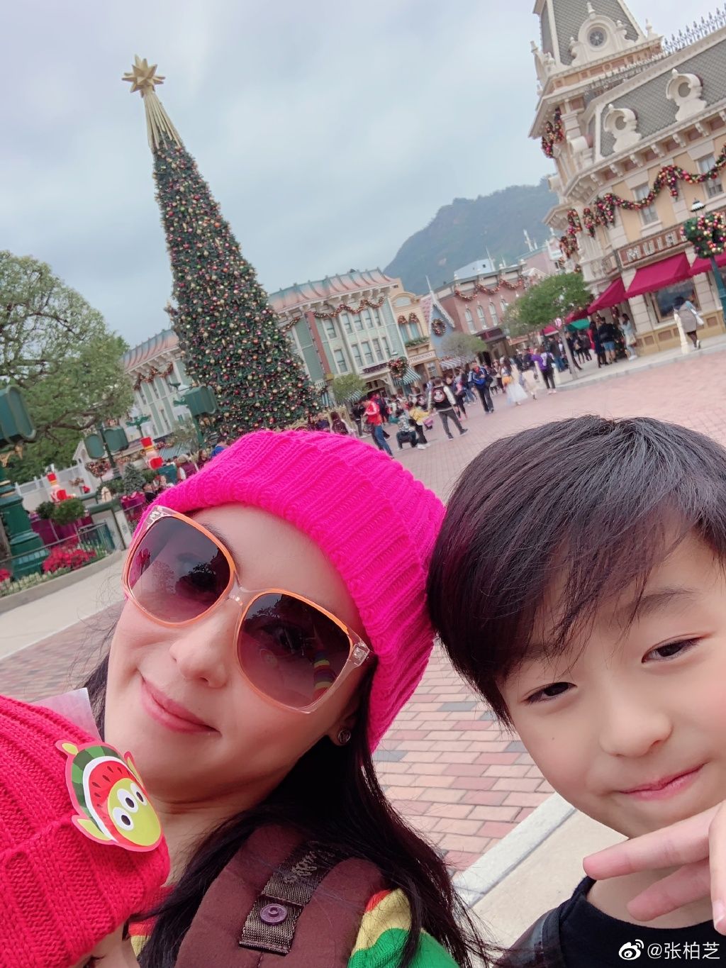 张柏芝四口子游泰国，小儿子正脸曝光，旅行时