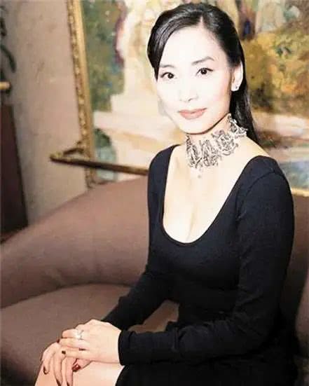 从每天只花5毛钱到身家5亿珠宝大亨，最励志港姐