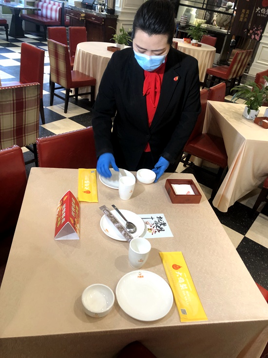 守住舌尖上的健康?石景山八角街道80余家餐馆推广用公筷
