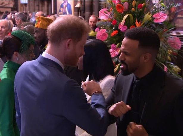 哈里王子与英国歌手热情攀谈，没有握手而是做了这个动作_问候