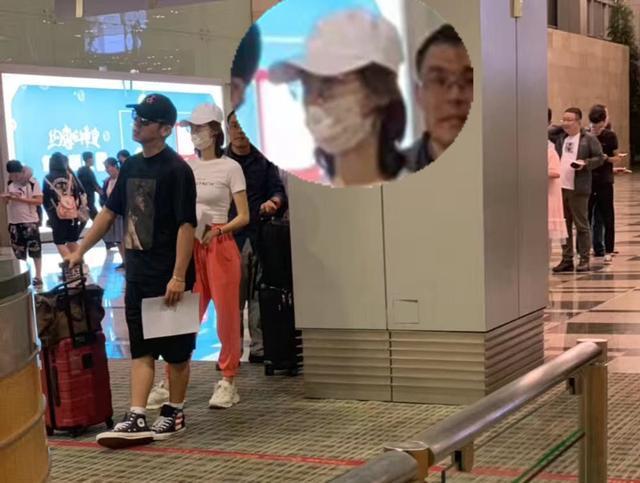 郑凯喜当爹笑容不断，陪苗苗医院检查，苗苗是