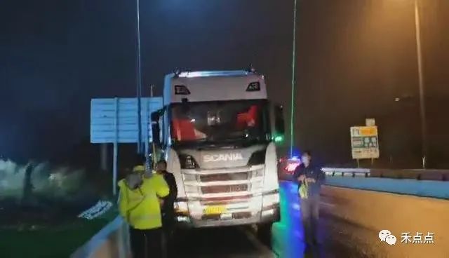 高速上违停、倒车！司机竟然是为了这件小事.