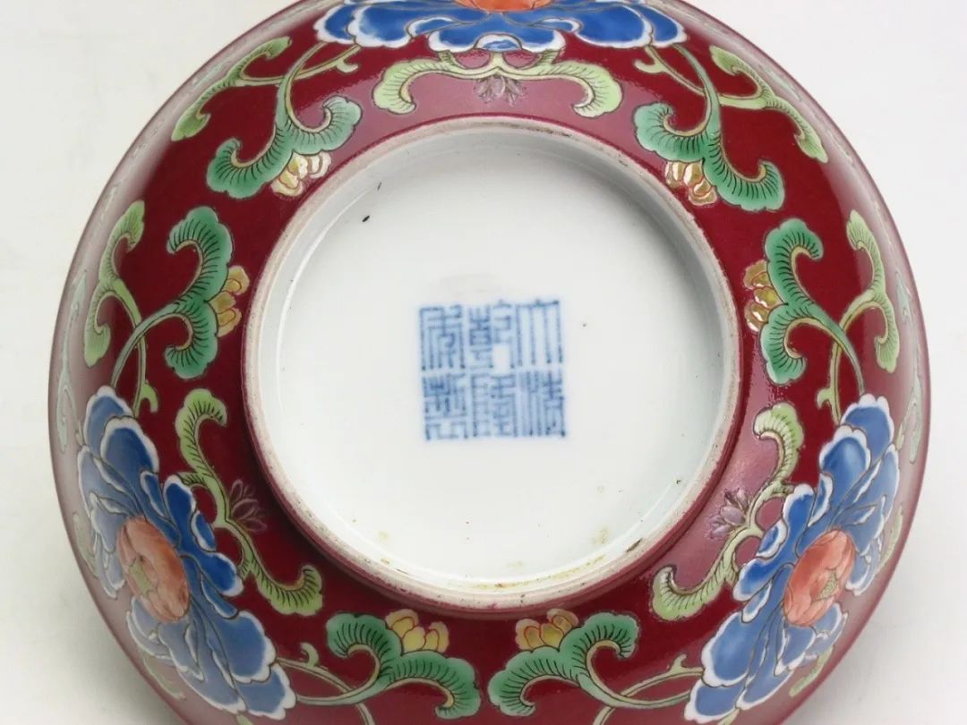 碗底部有浅蓝色篆书"大清乾隆年制"6字3行方款.