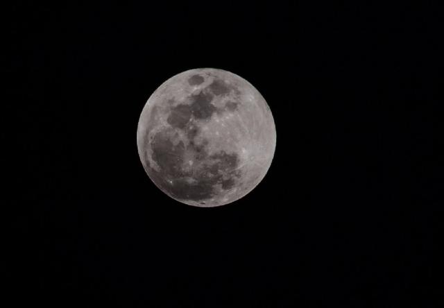 月10日凌晨1时48分,太阳,地球和月球排成近似一条直线,此时月亮最圆