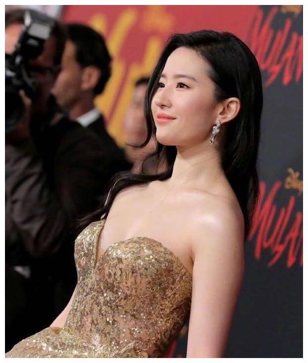 刘亦菲出席首映礼，全程零口罩与粉丝接触！再