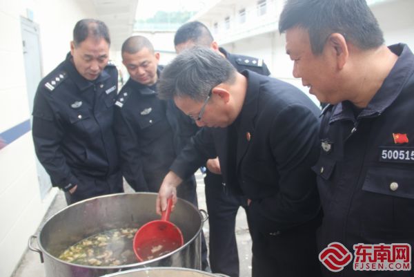 李望厦在莆田市第二看守所检查监区食品卫生情况关爱下属,他是人生路