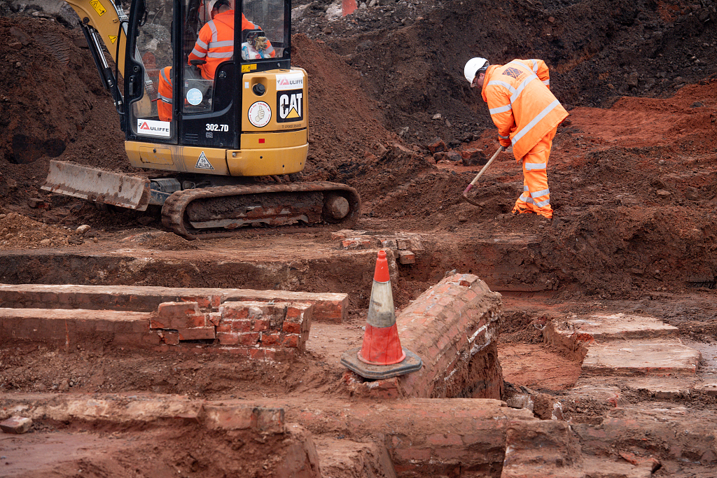 英国建公路意外挖出19世纪建筑物遗址考古人员加紧发掘