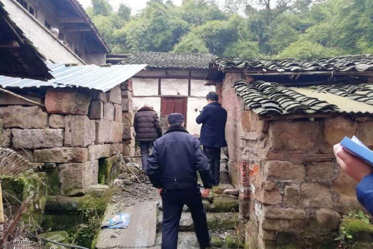 并肩战“疫” 互报平安 沙区这对民警父子间的特