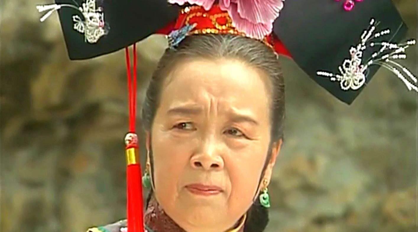 网友小区偶遇83岁容嬷嬷,遛弯唠嗑毫无架子,小动作被赞真艺术家
