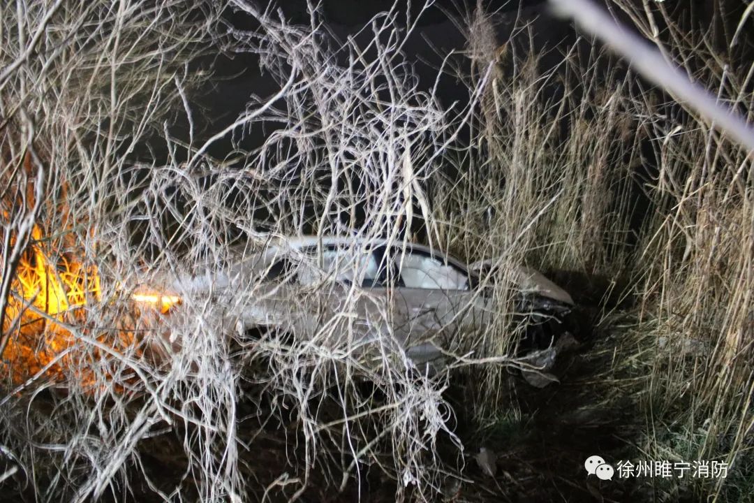 【救援】男子开车冲出围栏掉入河中    睢宁消防