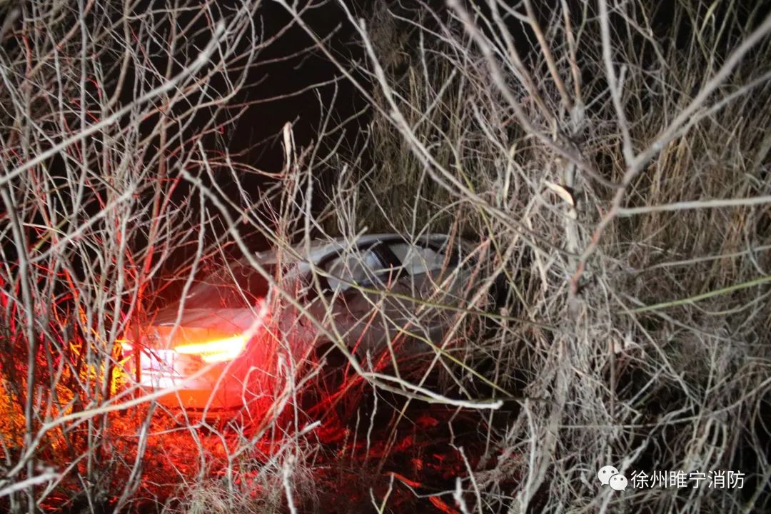 【救援】男子开车冲出围栏掉入河中    睢宁消防