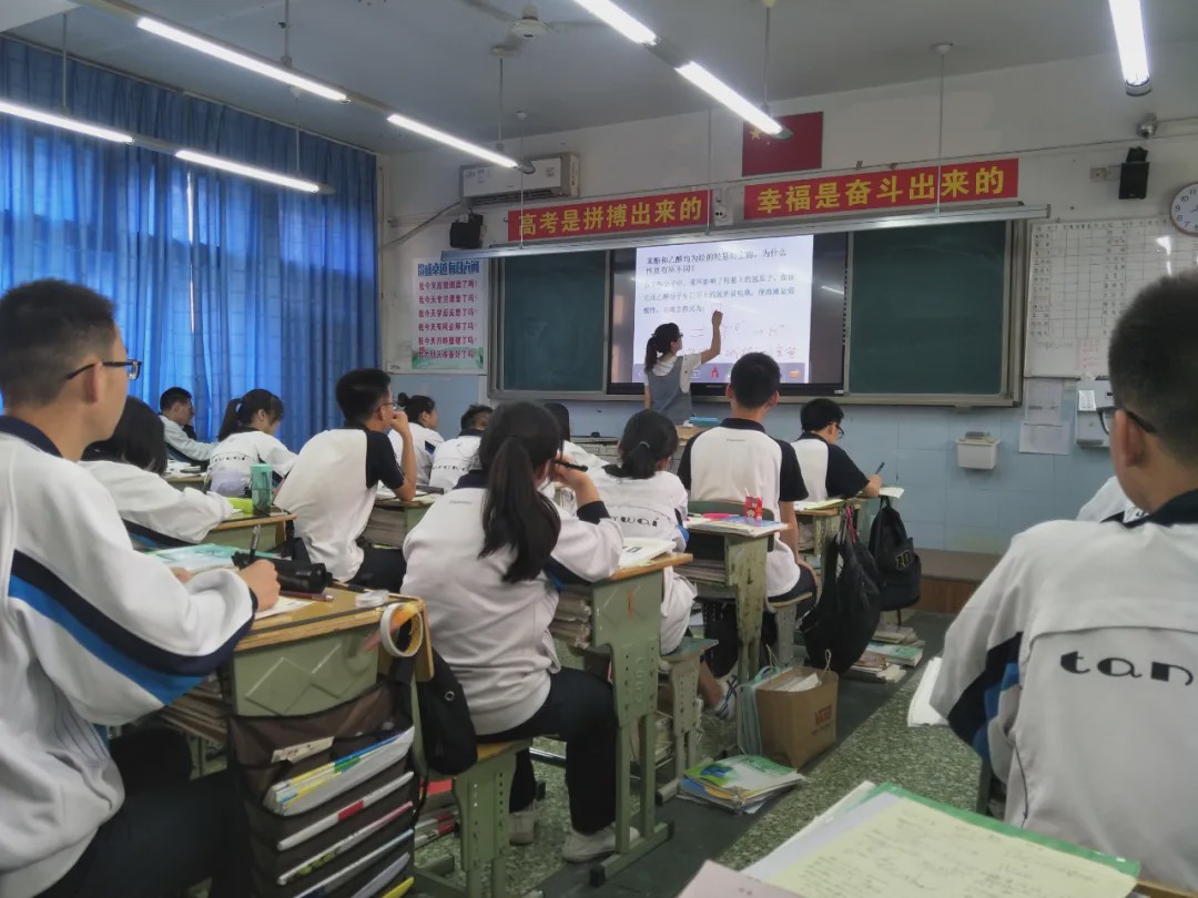 施爱红,成都棠湖外国语学校高中化学教师,高2020级化学备课组长,成都