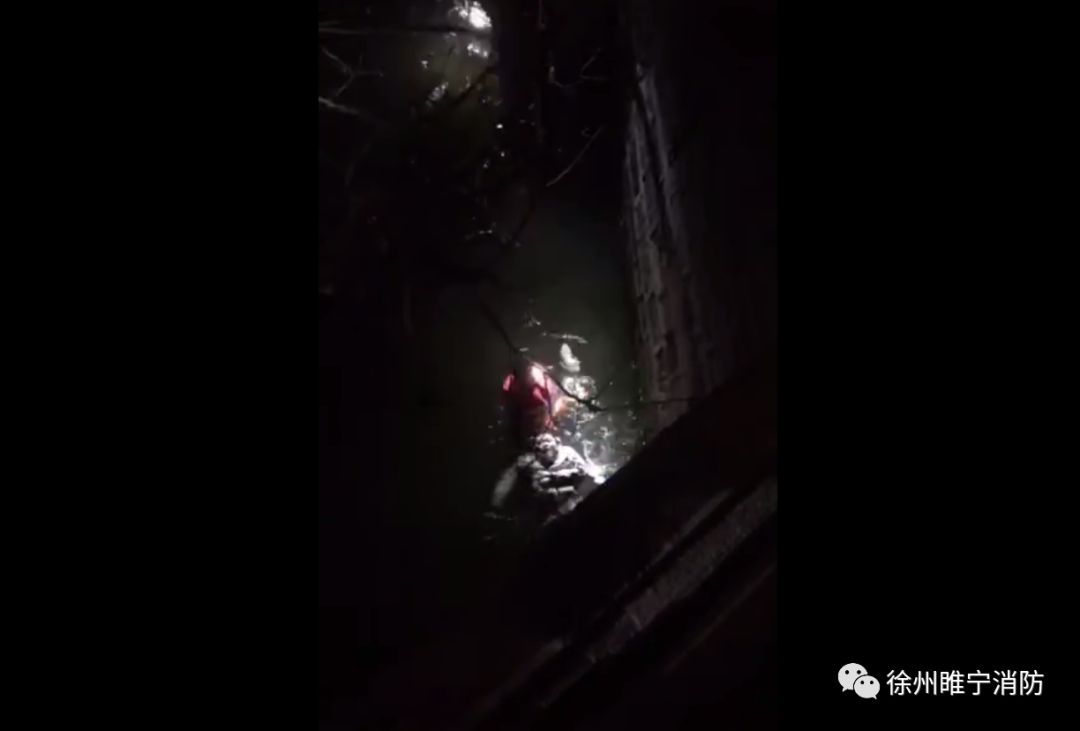 【救援】男子开车冲出围栏掉入河中    睢宁消防