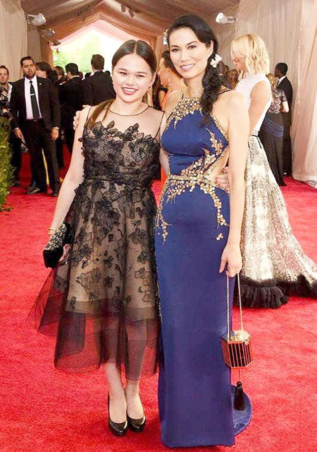 51岁邓文迪不愧是阔太太,穿肚兜裙勒出了