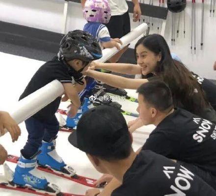 Angelababy打游戏入迷引儿子不满，被小海绵拽头发