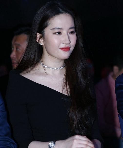 刘亦菲颜值和气质也是没得说但就是一咧嘴笑就破功啊