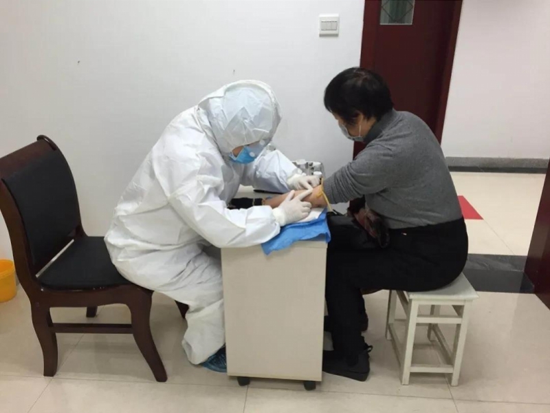 妻子一线抗击疫情，武警硬汉变身“奶爸”后方