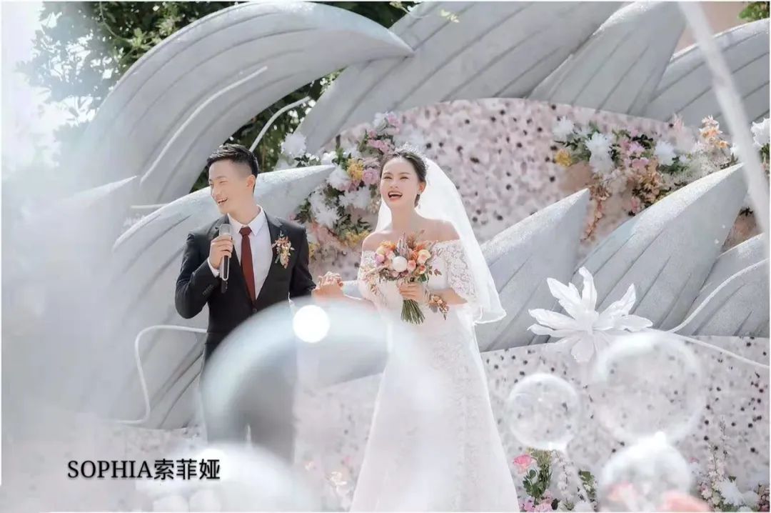 婚礼几套婚纱_男生的小几几