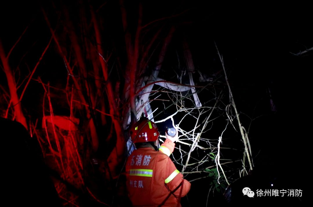 【救援】男子开车冲出围栏掉入河中    睢宁消防