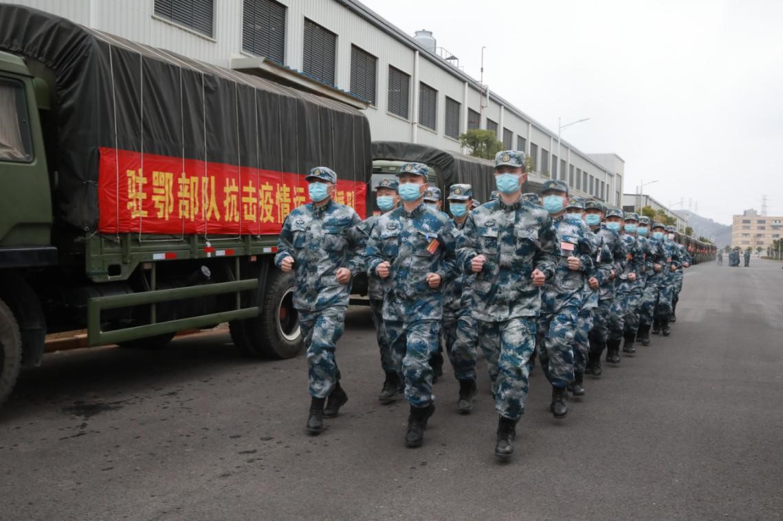 运力支援队为武汉各配送中心装载调运生活物资.洪培舒 摄