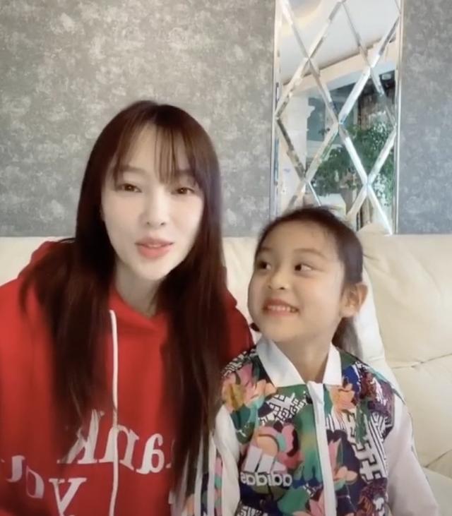 李小璐妇女节祝福台词超长，甜馨翻白眼偷瞄妈