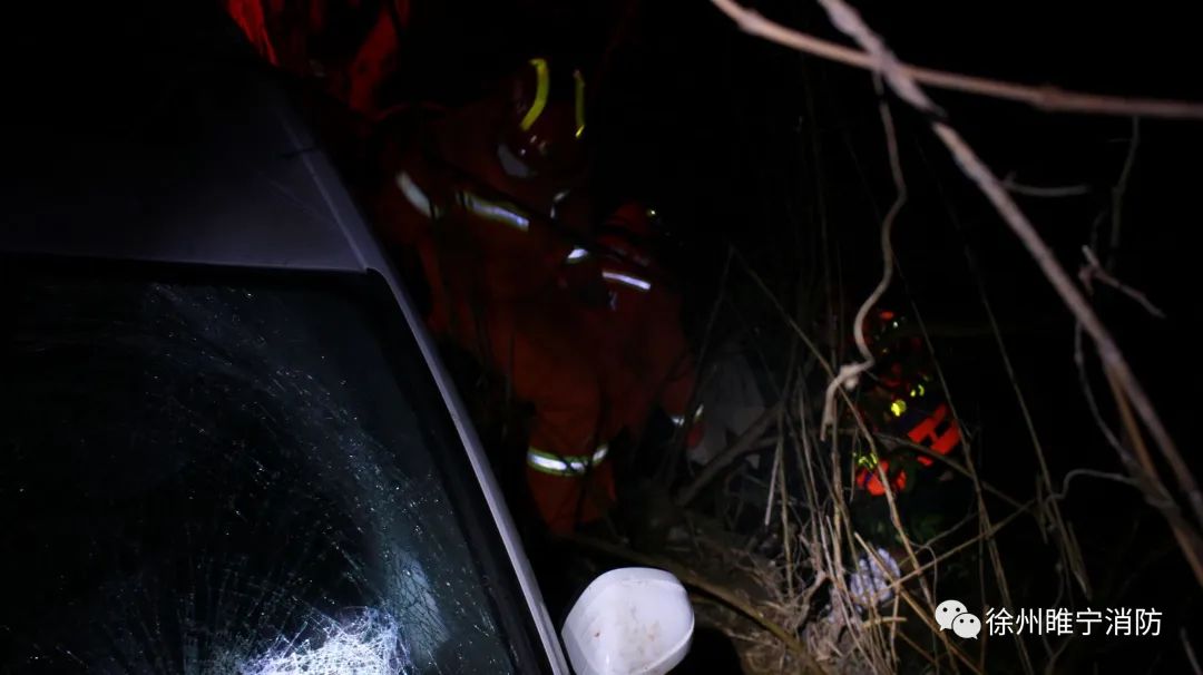 【救援】男子开车冲出围栏掉入河中    睢宁消防