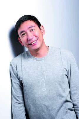 男星四度传偷吃，醉酒后与女子玩背后环抱，疑