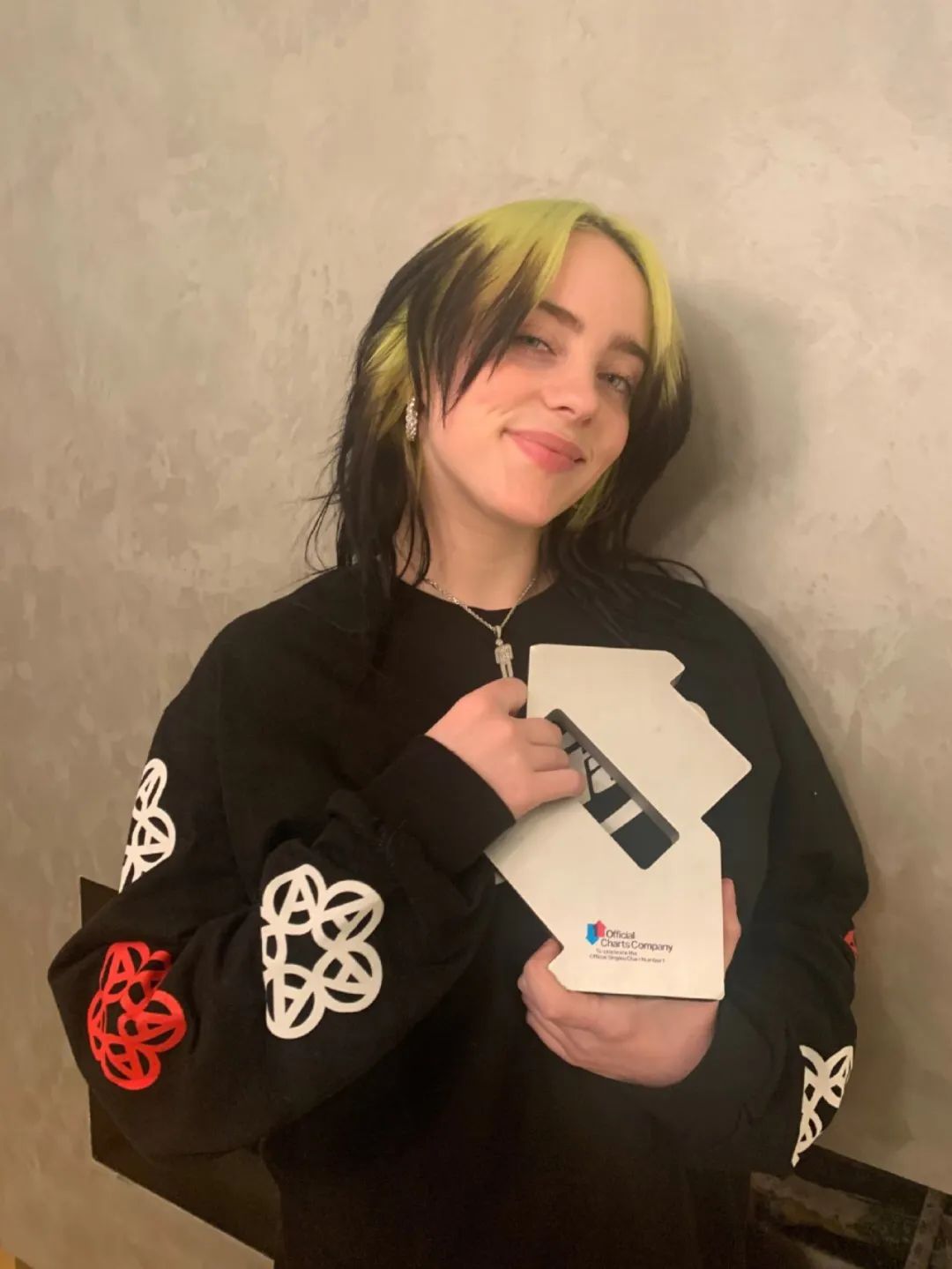 billie eilish x vogue |三月刊封面,也依旧是这个造型,足以可见碧梨