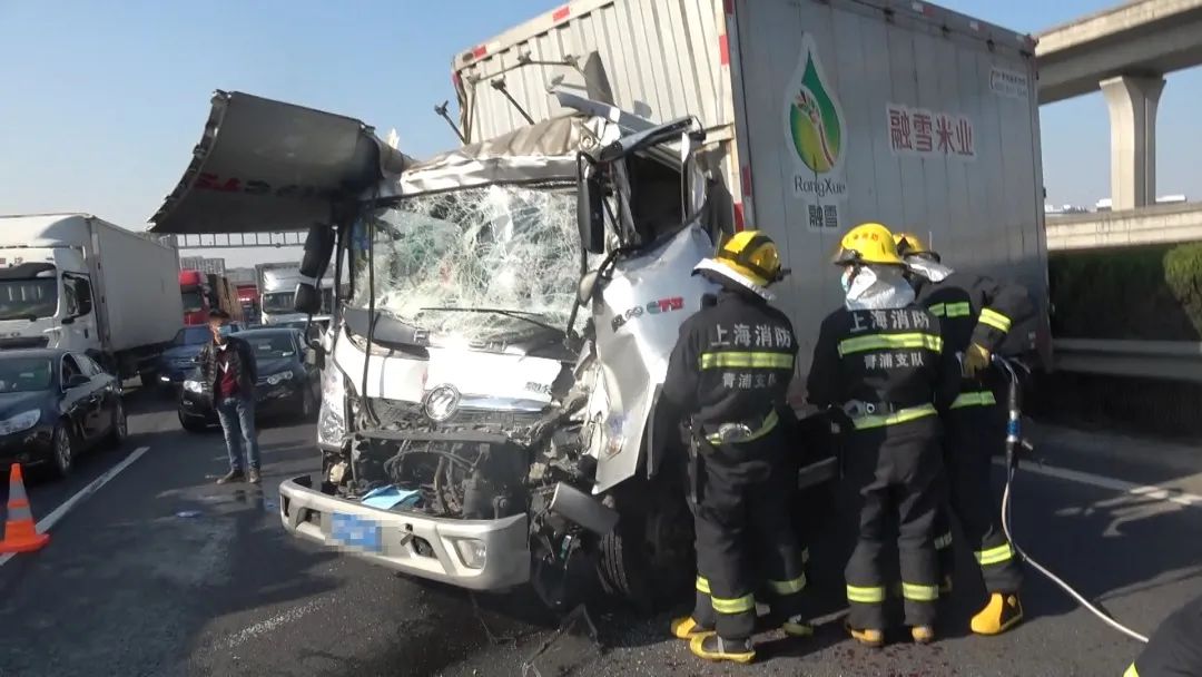 消防员迅速赶往现场救援