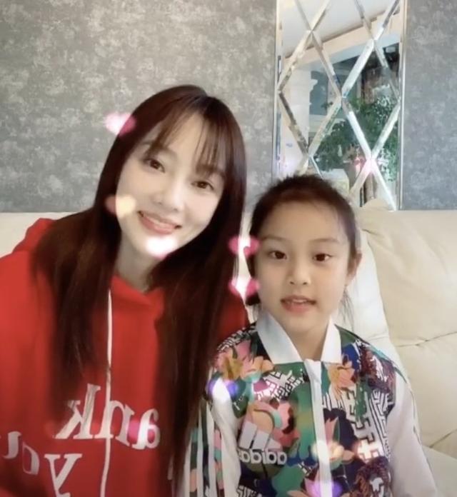 李小璐妇女节祝福台词超长，甜馨翻白眼偷瞄妈