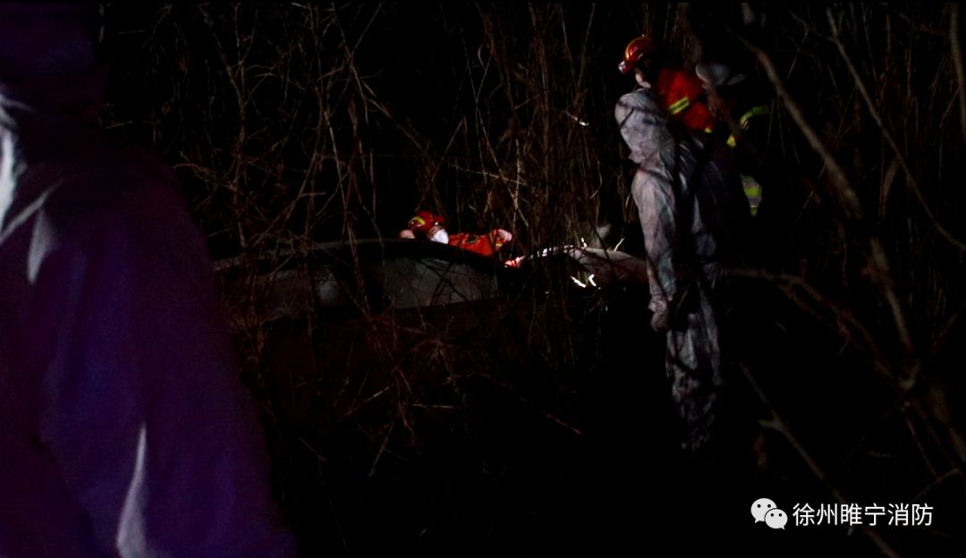 【救援】男子开车冲出围栏掉入河中    睢宁消防