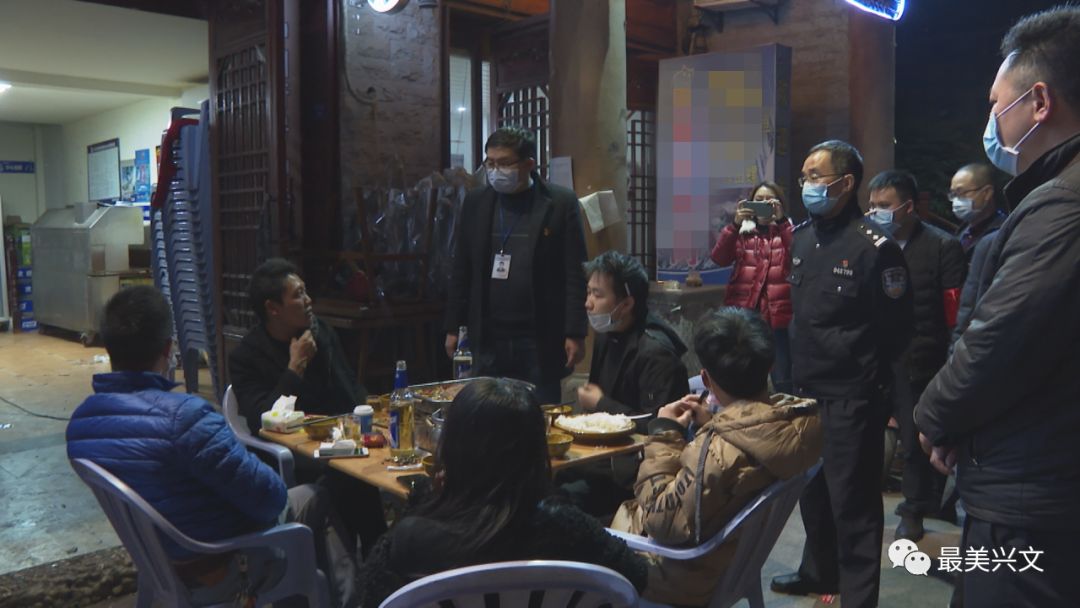 执法人员在对久庆片区检查时,发现一居民家中,邻居之间正聚集在一起