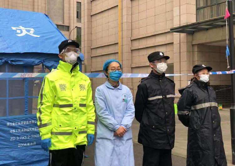 并肩战“疫” 互报平安 沙区这对民警父子间的特