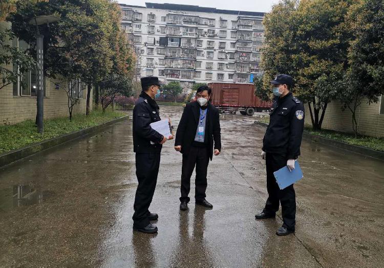 并肩战“疫” 互报平安 沙区这对民警父子间的特