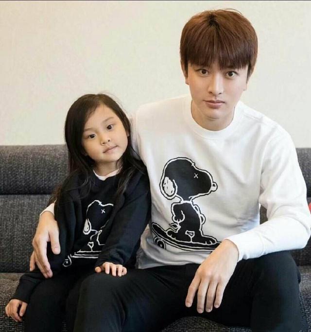 李小璐妇女节祝福台词超长，甜馨翻白眼偷瞄妈