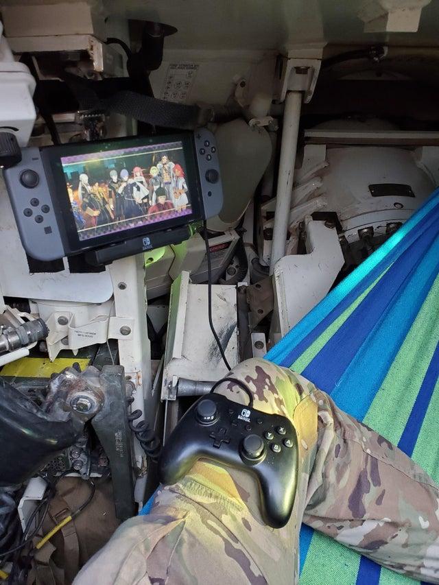 在坦克中无聊咋办？美国军人分享玩Switch游戏照片_网友