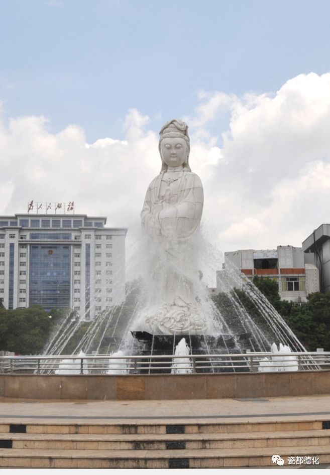 德化瓷都广场《渡海观音》人到中年,我终于有了安安静静与观音相对的