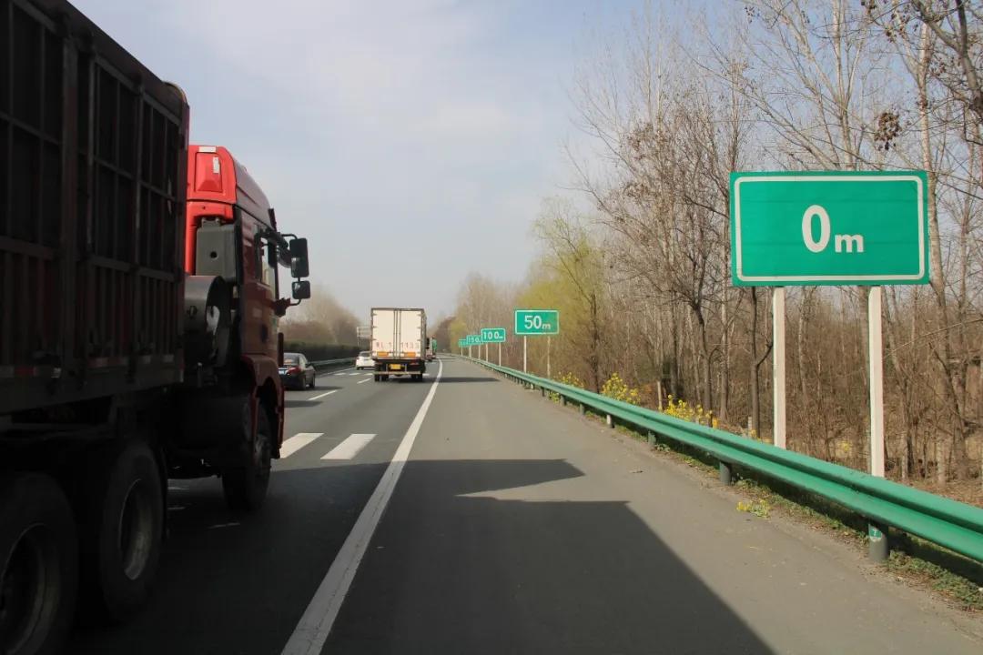 即日起西安交警将严查高速路行驶未与前车保持安全车距违法行为