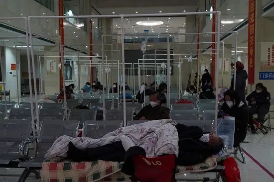 汉口医院门诊大厅一度歇满了输液的病人.
