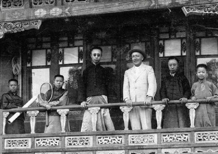 1 12 爱新觉罗·溥仪,摄政王载沣长子,清朝末代皇帝,1909年到1912年