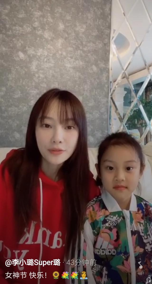 李小璐妇女节祝福台词超长，甜馨翻白眼偷瞄妈