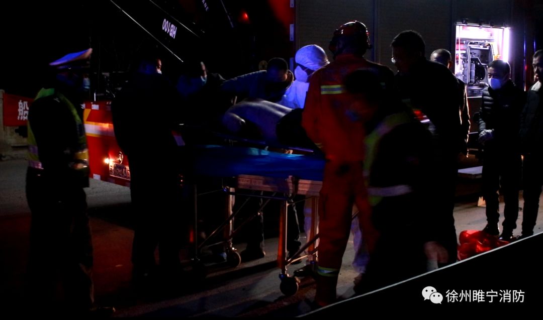 【救援】男子开车冲出围栏掉入河中    睢宁消防