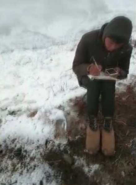 云南俩学生雪地中烤火蹭网堪比囊萤映雪现实版催人向上