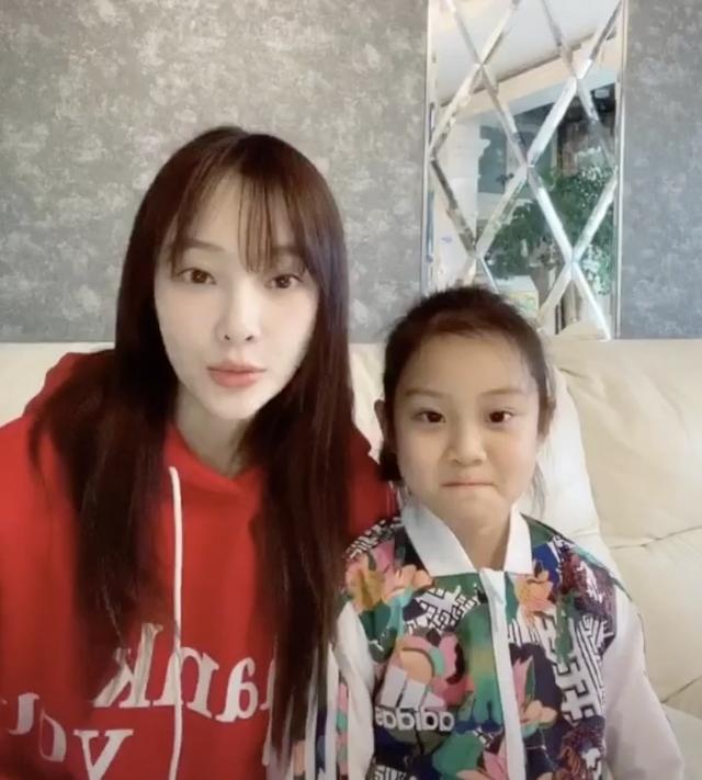 李小璐妇女节祝福台词超长，甜馨翻白眼偷瞄妈